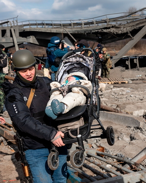 Baby reddes af krigens ruiner