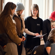 Studerende fra Kreativ Kommunikation viser rundt på Campus København og viser egne studieproduktioner frem til de uddannelsessøgende gæster. Foto: Antonia Steiner.