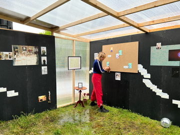 Her er fotojournalist Iben Gad ved at opstille sin fotoserie "To The Unpopular Girls" i et udstillingsrum på Refshaleøen ved Copenhagen Photo Festival, der skal give associationer til et børneværelse med billeder på væggene. (Foto: Kira Bonde Andersen)